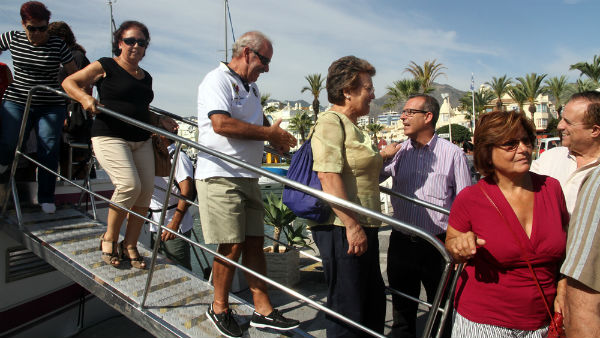 Los mayores del 'Anica Torres' disfrutan de un paseo en barco por el litoral benalmadense