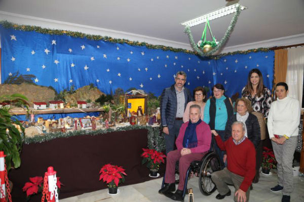 El Alcalde Víctor Navas y la concejala Irene Díaz visitan el Belén  del centro de participación activa de mayores Amica Torres.