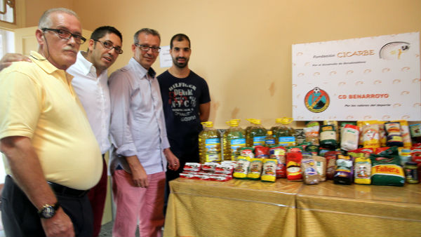 El Club Deportivo Benarroyo hace entrega al comedor social de más de 100 kilos de alimentos no perecederos