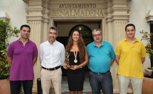 El Alcalde y el Concejal de Deportes entregan La Niña de Benalmádena a la Campeona del Mundo de Balonmano Playa Asun Batista