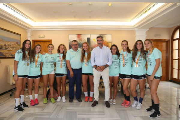 El Alcalde Victor Navas y el concejal de Joaquín Villazón reciben a Las Campeonas de España de balonmano-playa.
