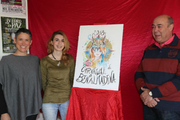 La Concejala Ana Schermam presenta el cartel anunciador del Carnaval de Benalmádena 2018.