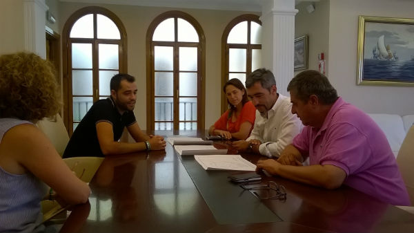 El alcalde mantiene un encuentro con representantes de la Cofradía del Cautivo de Benalmádena Pueblo