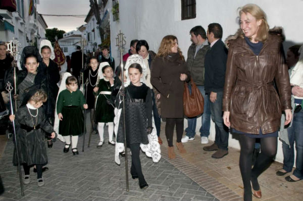 Los niños volvieron a derramar ilusión por las calles de Benalmádena pueblo en la Procesión del Cautivo Infantil