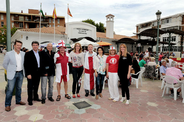 La plaza de la Mezquita se viste de rojo para celebrar la festividad inglesa de 'San Jorge'