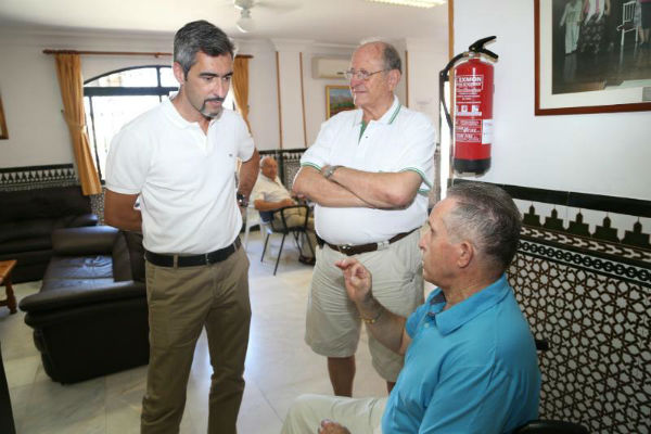 El alcalde y la concejala Irene Díaz mantienen un encuentro con la Junta Directiva y usuarios del Centro de Mayores Anica Torres