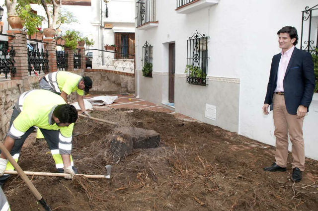 El Ayuntamiento acomete trabajos de mejoras en la plaza de la calle Cerrillo