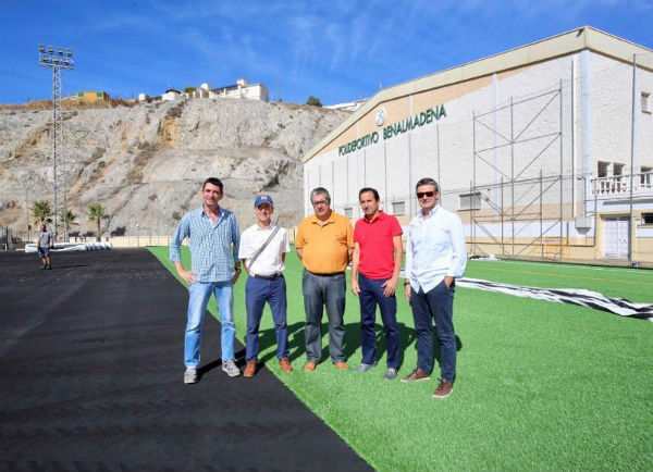 Continúa a buen ritmo la instalación del nuevo césped artificial del campo de fútbol del polideportivo ¨Ramón Rico¨