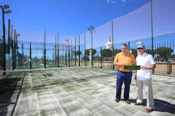 El PDM renueva el césped artificial de las pistas de pádel en Retamar en Benalmádena Pueblo