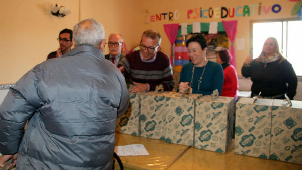 La Asociación Comedor Social hace entre de una cesta de Navidad