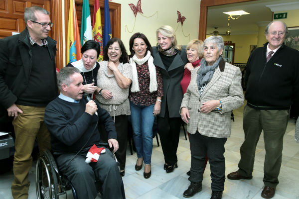 La alcaldesa comparte una chocolatada navideña con los mayores del 'Anica Torres'