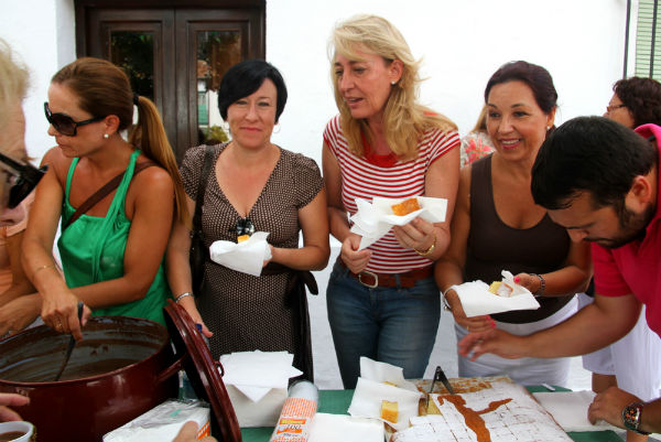 La regidora participa en la tradicional chocolatada con motivo de la Feria de la Virgen de La Cruz