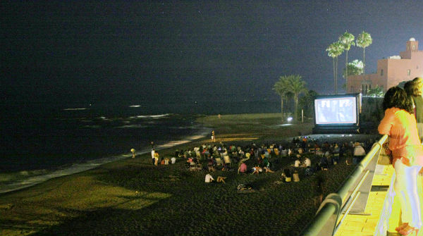 Cerca de 300 personas participan en la primera sesión de cine de verano en la playa