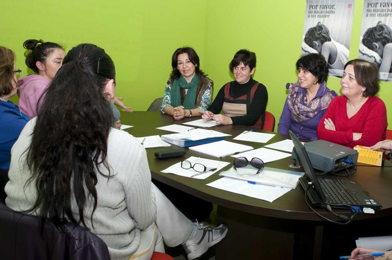 Una decena de usuarias del CIM participa en el taller sobre derechos de las mujeres en situación de crisis de pareja