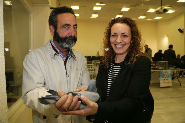 El Puerto Deportivo acoge un evento para aficionados y profesionales de la cría y adiestramiento de palomas mensajeras