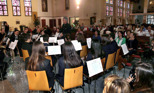 Más de un centenar de personas asisten al concierto de música a beneficio de 'Manos Unidas'