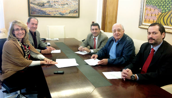 El Ayuntamiento firma un convenio con la urbanización Torremar para asumir los costes de alumbrado público del sistema general viario