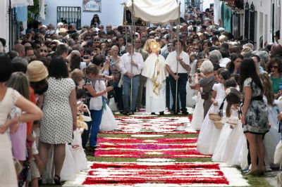 La celebración del Corpus Christi llena de público las calles de Benalmádena