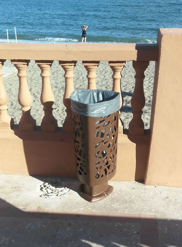 Servicios Operativos comienzan a instalar nuevas papeleras en el Paseo Marítimo y en Benalmádena Pueblo
