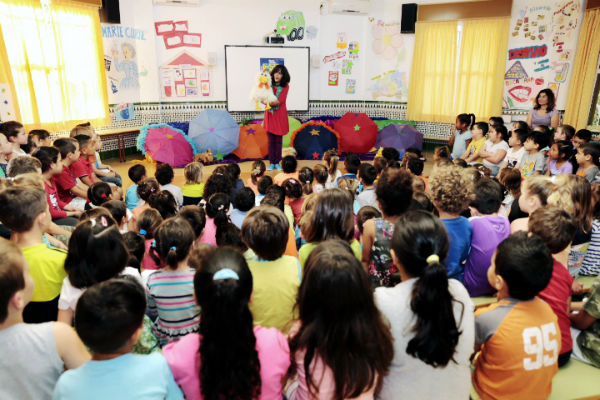 El programa 'Los cuentacuentos van a la escuela' visitan el Colegio de Educación Infantil 'El Panal'
