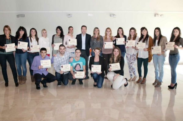 El Ayuntamiento entrega los diplomas a los alumnos del curso de azafatas y azafatos celebrado en el Parque Innova
