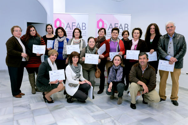 Más de una veintena de miembros de Afab participan en el curso de soporte vital básica y uso de Desa