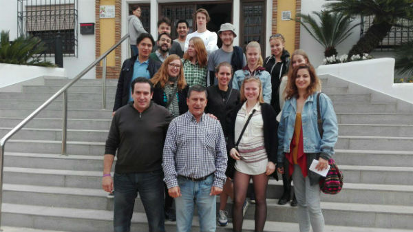 Un grupo de estudiantes daneses visitan la Casa de la Cultura