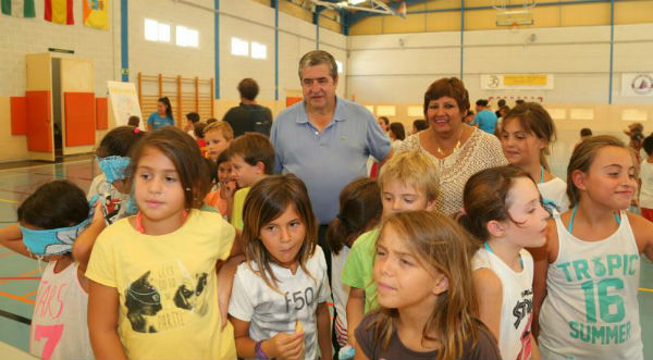 Los participantes en el campamento del PDM 'Mañanas Divertidas' aprenden los beneficios de un desayuno saludable.