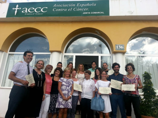 La Asociación Contra el Cáncer comparte un desayuno con los alumnos participantes en la campaña de salud 2012/2013