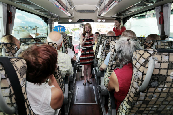 Más de medio centenar de residentes extranjeros participan en un viaje a Carratraca organizado por el Ayuntamiento