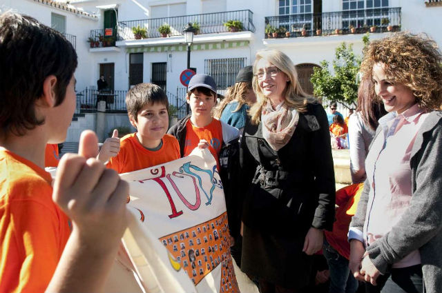 La Alcaldesa de Benalmádena comparte con los alumnos del colegio 'Jacaranda' el Día Escolar de la Paz