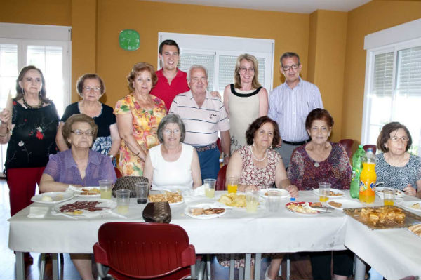 La regidora acompaña a los mayores del 'Anica Torres' y 'Silvestre González' durante la tradicional Fiesta del Plato