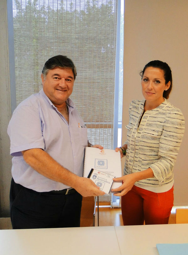El concejal Óscar Ramundo entrega en Diputación el anteproyecto de la senda litoral en representación del Ayuntamiento de Benalmádena