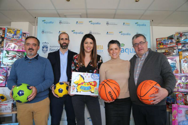 Emabesa dona un centenar de juguetes para los niños de familia en riesgo de exclusión social.