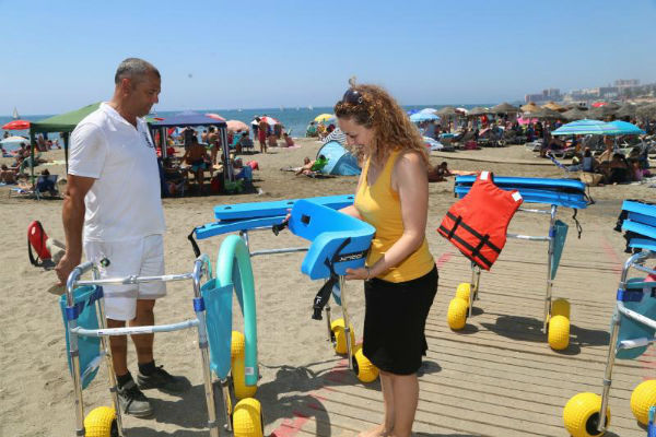 La Fundación Caser dona 2000 Euros en material para las playas de baño adaptado de Benalmádena