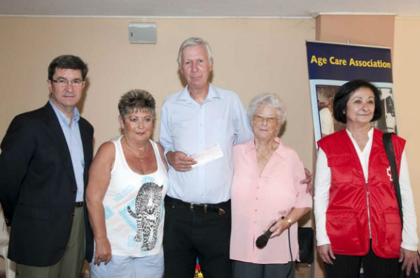 La asociación de extranjeros 'Social and Welfare Club' dona 1.500 euros a tres asociaciones sociales