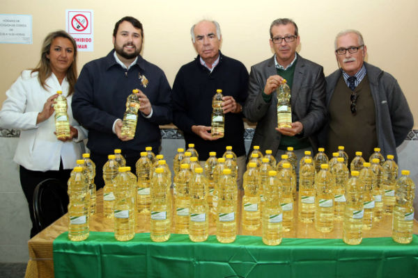 Bartolomé Florido hace una donación de aceite andaluz a la Asociación Comedor Social