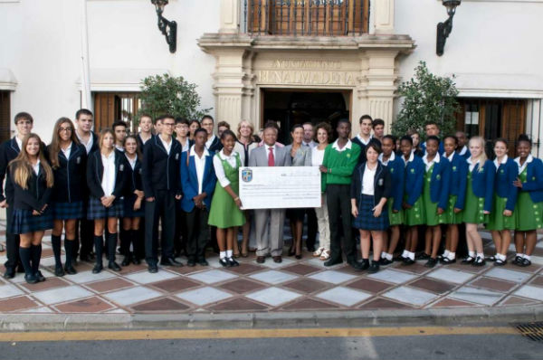 La Alcaldesa preside la entrega del dinero recaudado por alumnos del Colegio Internacional Torrequebrada para ampliar un orfanato en Sudáfrica-