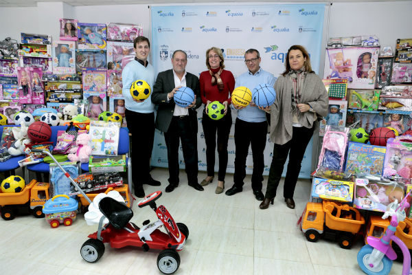 La Empresa Municipal de Aguas dona juguetes por valor de 1.600 euros para los niños más desfavorecidos