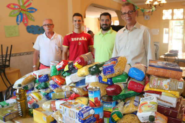 El Club Taekwondo Benalmádena dona 200 kg de comida a la Asociación Comedor Social