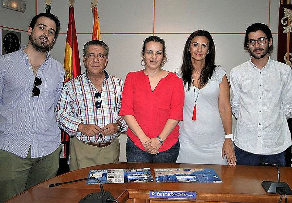 La Concejalía de Turismo y la ACEB distribuirán desde hoy 40.000 manteles informativos para promocionar los atractivos, playas y eventos de Benalmádena este verano
