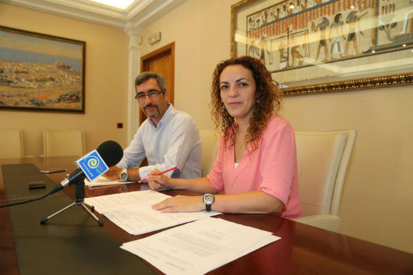 El alcalde Víctor Navas y la concejala Encarnación Cortés presiden la reunión de la Mesa del Turismo