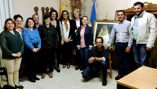 La alcaldesa mantiene un encuentro con la Hermandad del Rocío para planificar el trabajo de cara a la Romería 2015