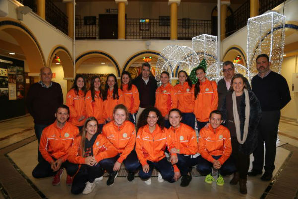 El Alcalde Víctor Navas y el Concejal Joaquín Villazón mantienen un encuentro con las jugadoras de los equipos juvenil y cadete del Club de Hockey Benalmádena