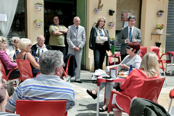 La alcaldesa de Benalmádena mantiene un encuentro con residentes británicos