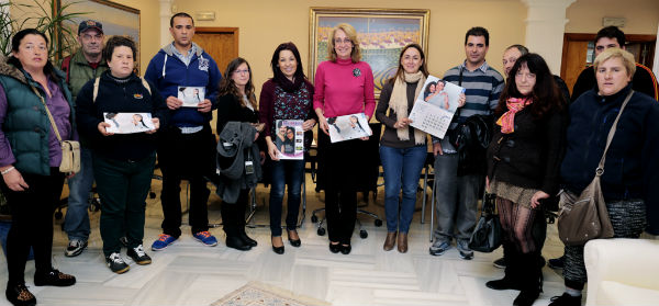 La alcaldesa recibe a usuarios de AFESOL para presentar sus nuevos calendarios solidarios