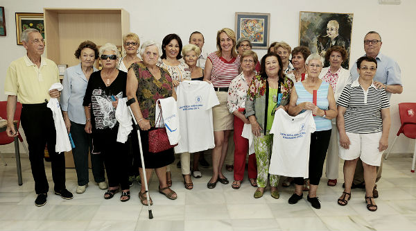 La alcaldesa preside la entrega de un centenar de camisetas a los usuarios del Centro Social de Los Porches