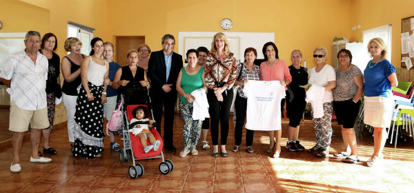 La alcaldesa preside la entrega de un centenar de camisetas para los usuarios del Centro Social de Carola