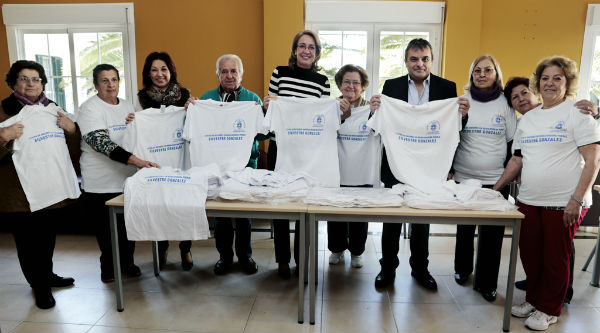 La alcaldesa hace entrega de un centenar de camisetas a los usuarios de las actividades del 'Silvestre González'