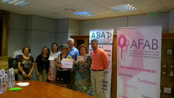 Los organizadores de la exposición benéfica de Patchwork entregan a ABAD y AFAB el dinero recaudado